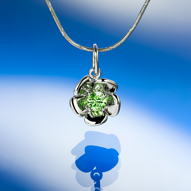 Bellis Perennis G medál - 14k, fehér arany, tsavorite gránát