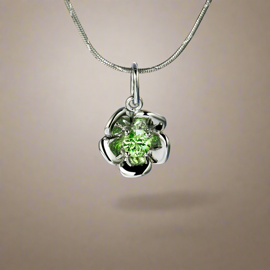 Bellis Perennis G medál - 14k, fehér arany, tsavorite gránát