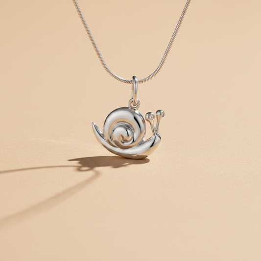 Snail medál - 14k, fehér arany, gyémántokkal