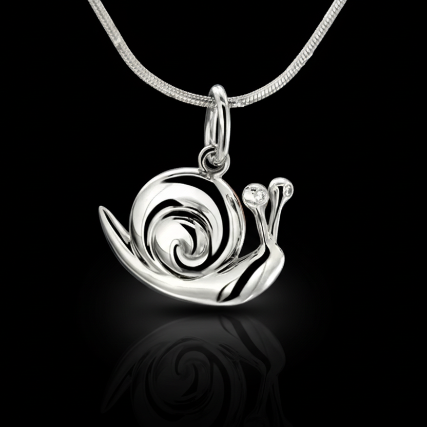 Snail medál - 14k, fehér arany, gyémántokkal