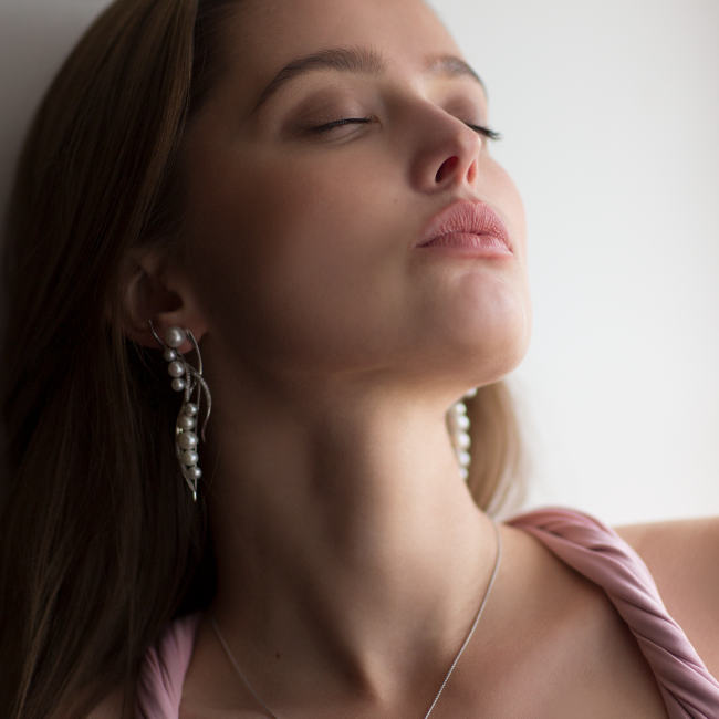 Flirt fülbevaló - 18k, fehér arany, akoya fehér gyöngyök, gyémántok