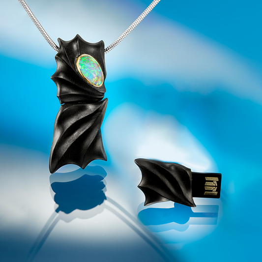 Fossil pendrive medál - 18k, sárga arany, ében fa, pendrive, opál