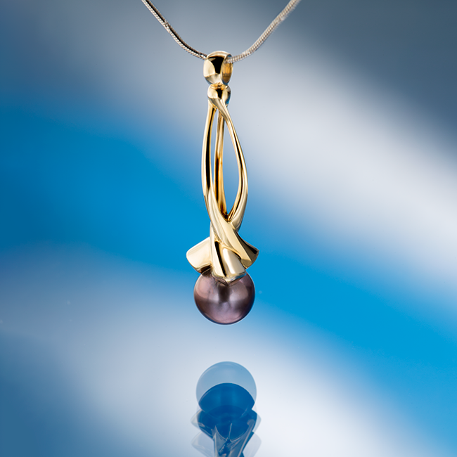 Whirlpool Twist Y medál - 18k, sárga arany, tahiti gyöngy