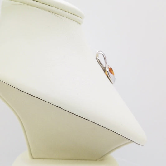 Manyara YS medál - 14k, fehér arany, gyémántok, zafír