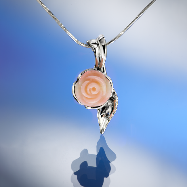 Blush medál - 14k, fehér arany, rózsaszín koral