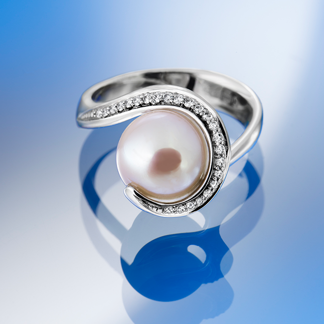 Trabi ring - 14k, fehér arany, rózsaszín gyöngy, gyémántok