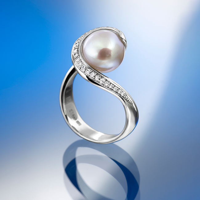 Trabi ring - 14k, fehér arany, rózsaszín gyöngy, gyémántok