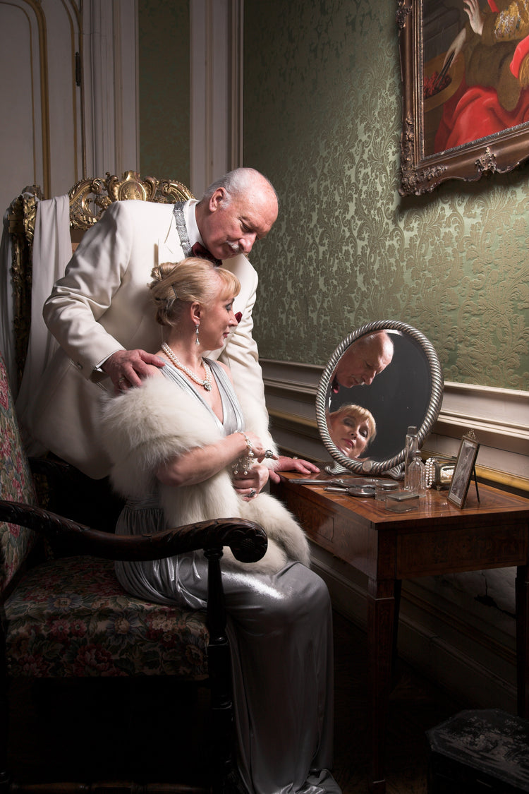 elegáns idősebb pár, ékszerekkel