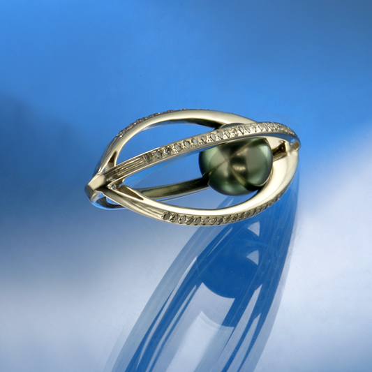 Yegreg bross - 18k, fehér arany, tahiti gyöngy, gyémánt